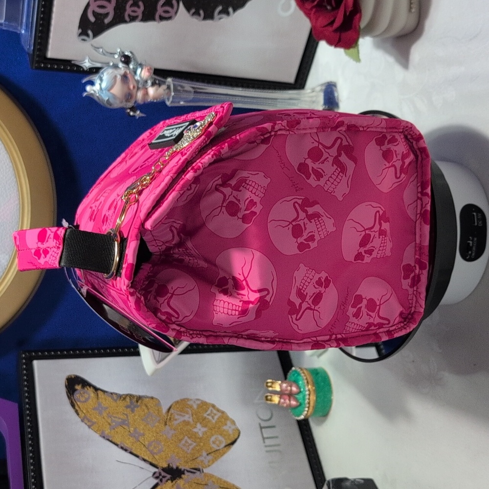 Betsey Johnson Insulated Lunch Tote Fuschia Fuchsia Skull Print With Skull Charm - Picture 5 of 12